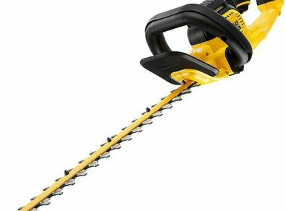 DeWalt DCMHT563 18v XR Cordless 55cm Hedge Trimmer