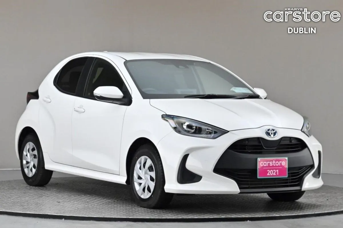 Toyota Yaris 1.5 Petrol Hybrid reverse Cam androi - Image 1