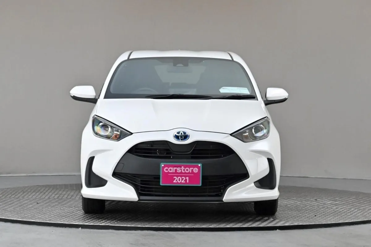 Toyota Yaris 1.5 Petrol Hybrid reverse Cam androi - Image 2
