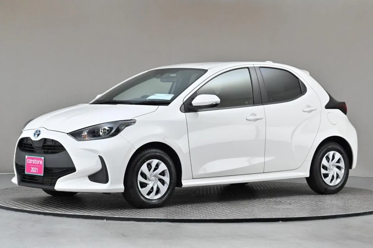 Toyota Yaris 1.5 Petrol Hybrid reverse Cam androi - Image 4