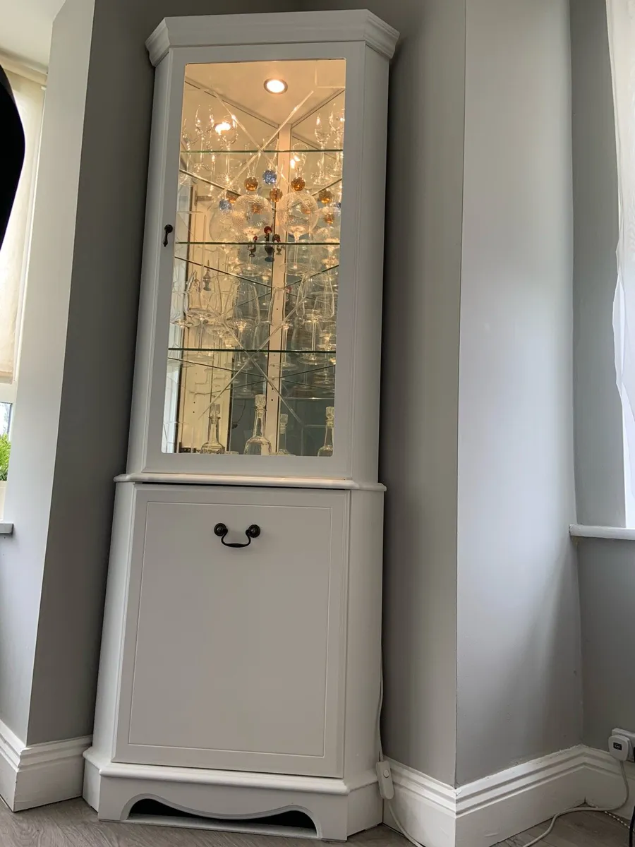 White corner cabinet with lights - Image 1