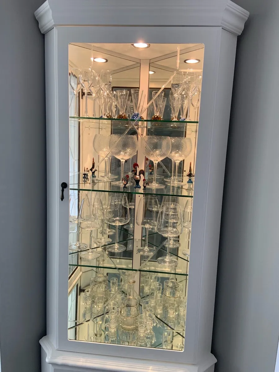 White corner cabinet with lights - Image 2