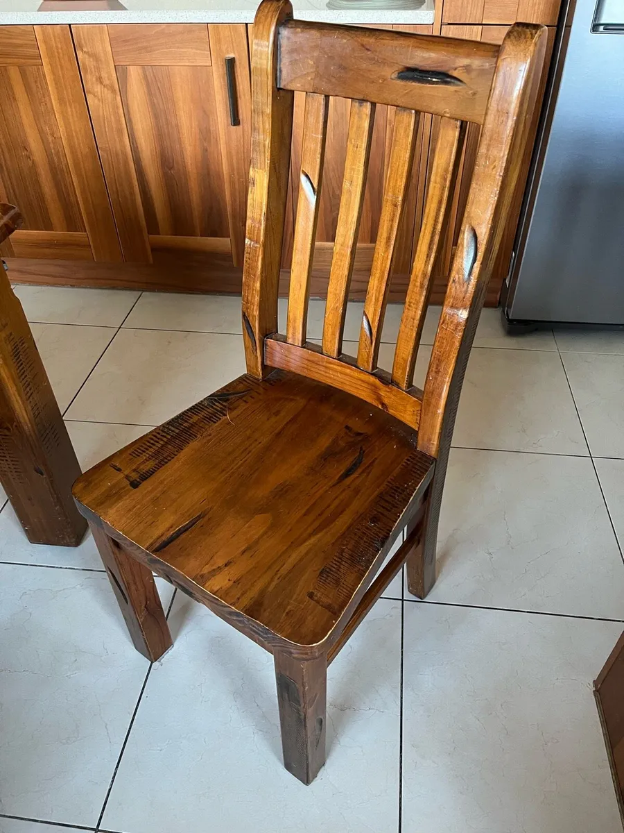 Table and chairs - Image 2