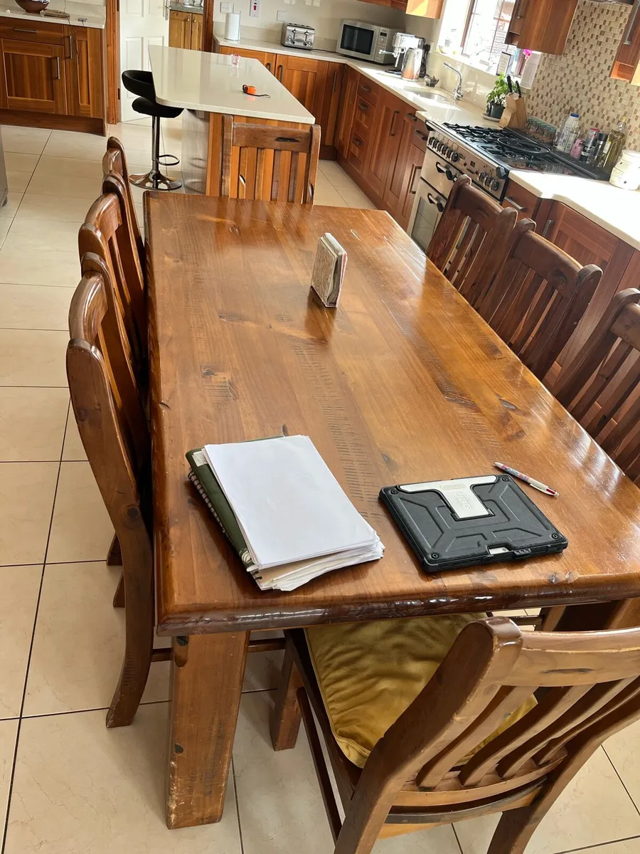 Table and chairs - Image 1
