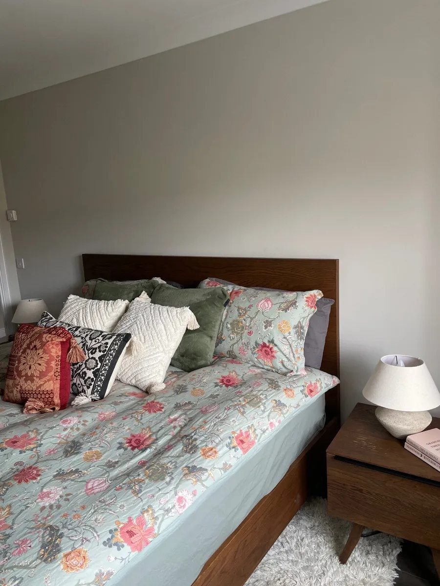 Bed frame and bedside lockers - Image 1