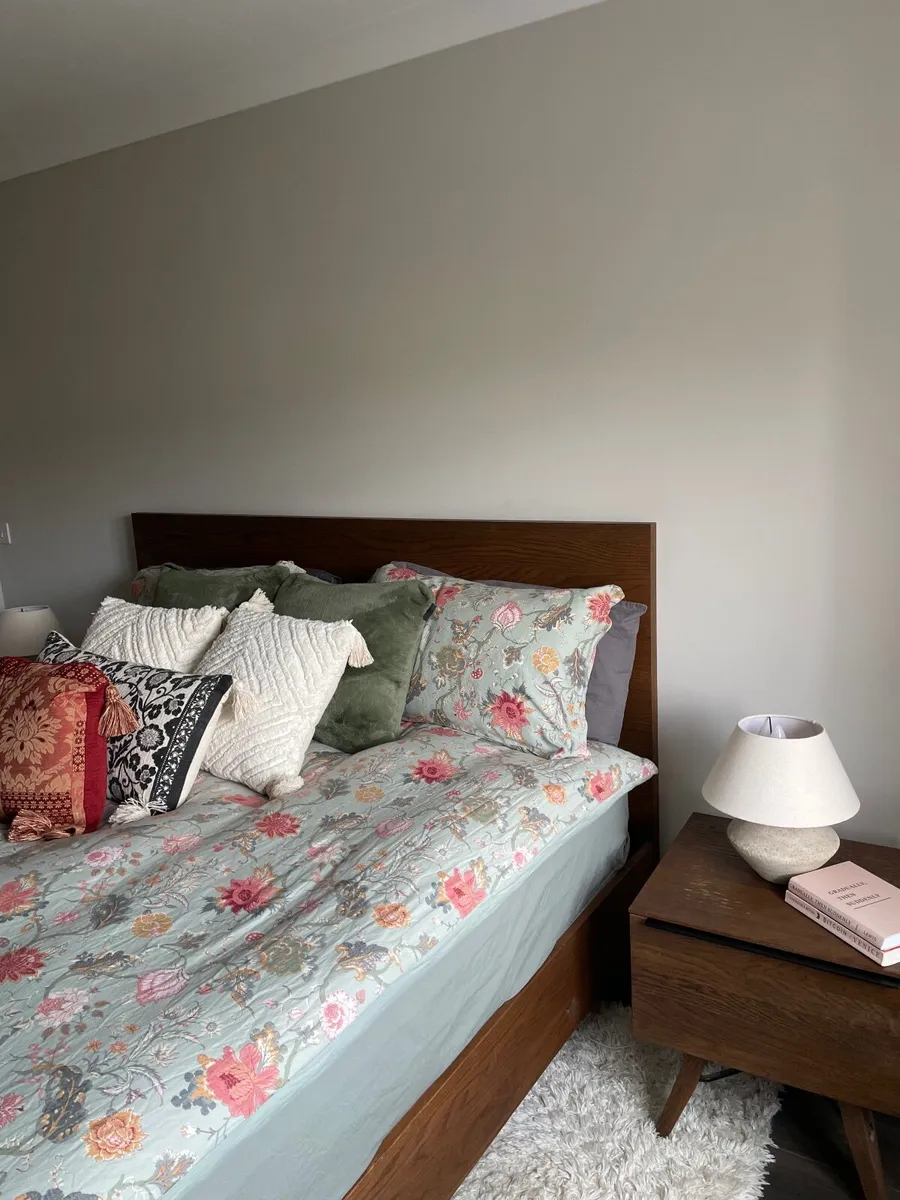 Bed frame and bedside lockers - Image 2