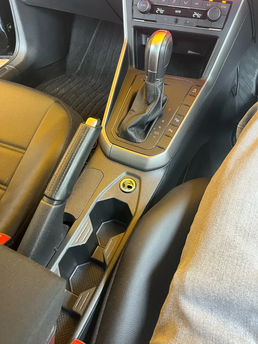 Volkswagen polo highline auto low kms //2019 - Image 3