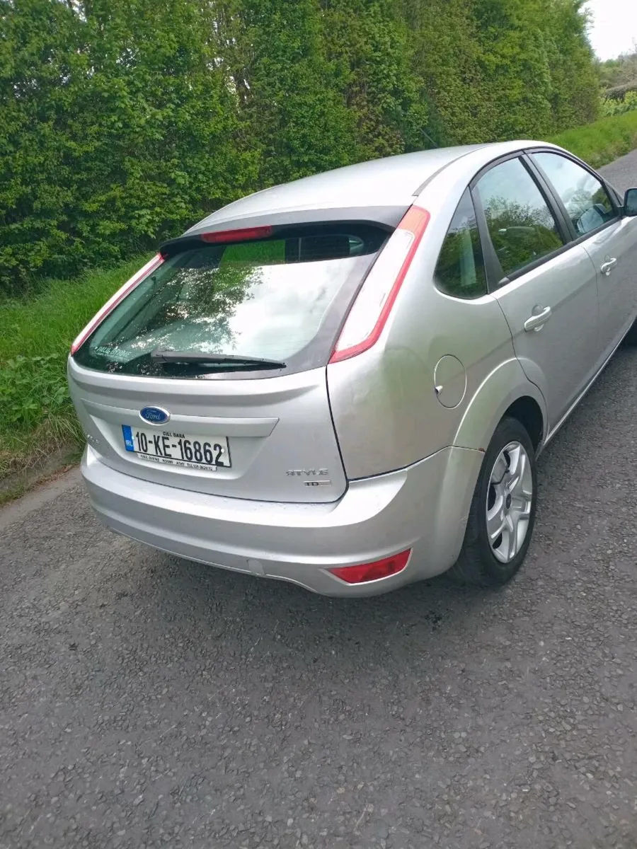 Ford Focus 2010 - Image 2