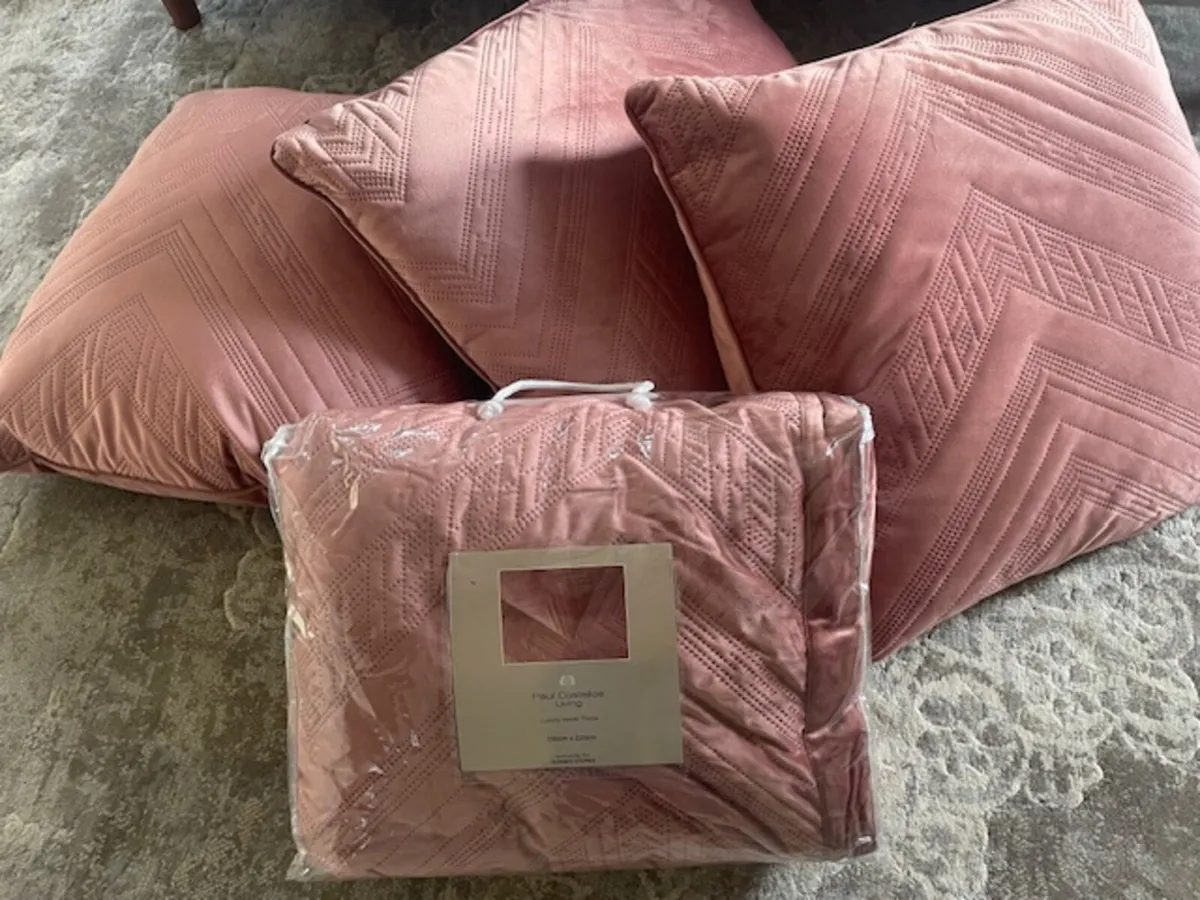 Bedroom furnishings - Image 2