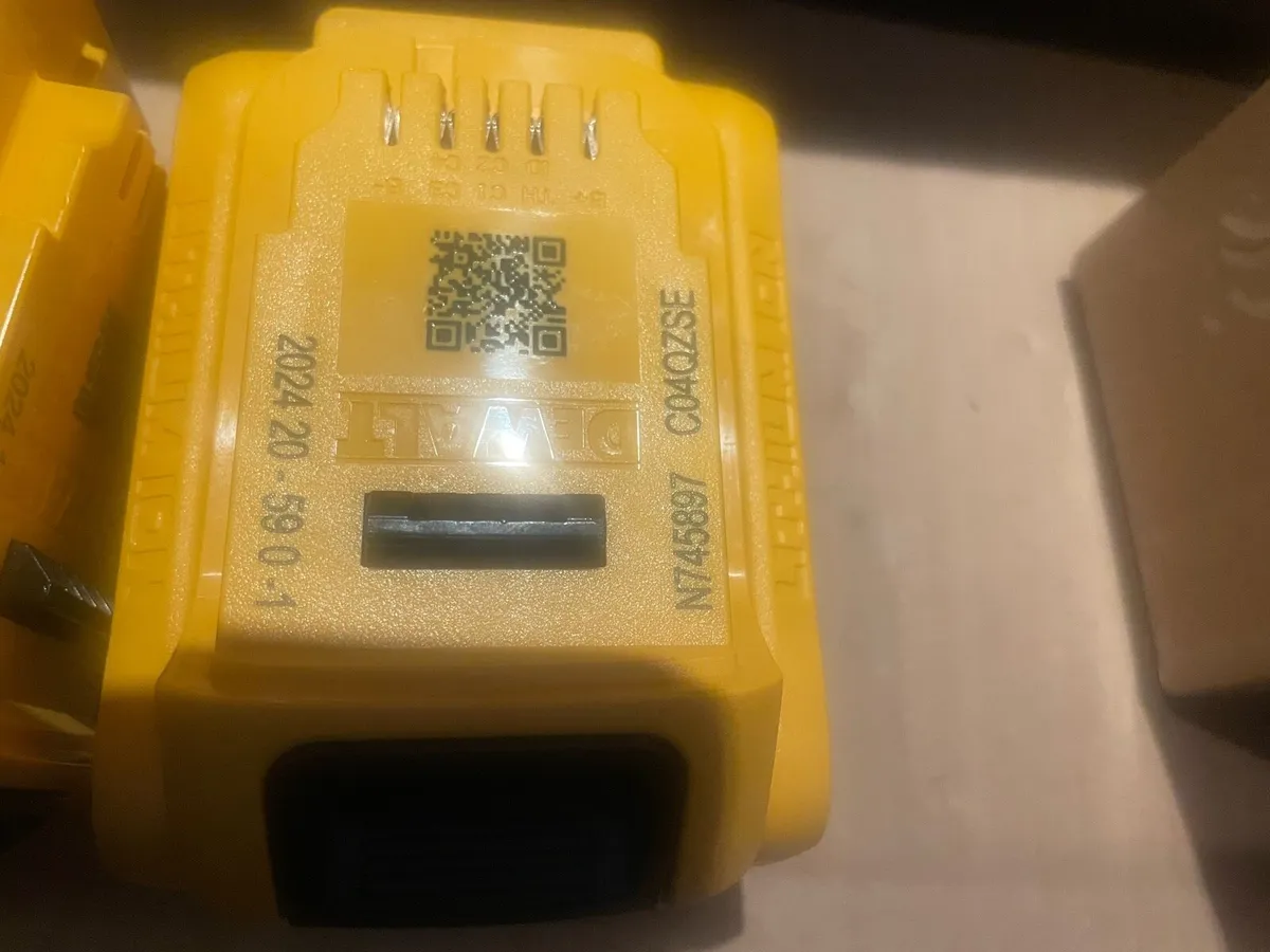 Dewalt 18v batteries new 5 ah x 3 yr 2024 - Image 2