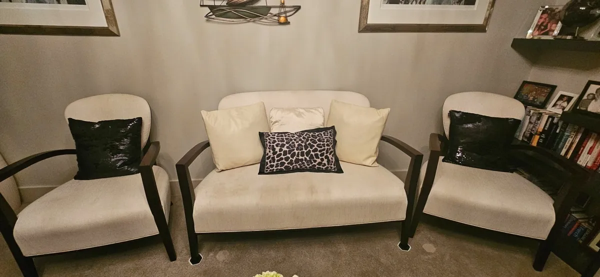 2 Seater and 2 chairs - Image 2