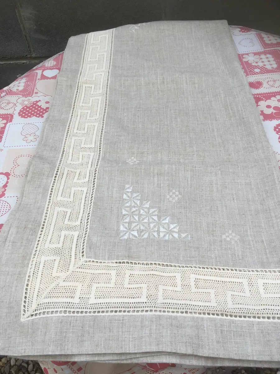 NEW Linen Table Cloth with 8 matching Place Mats - Image 2