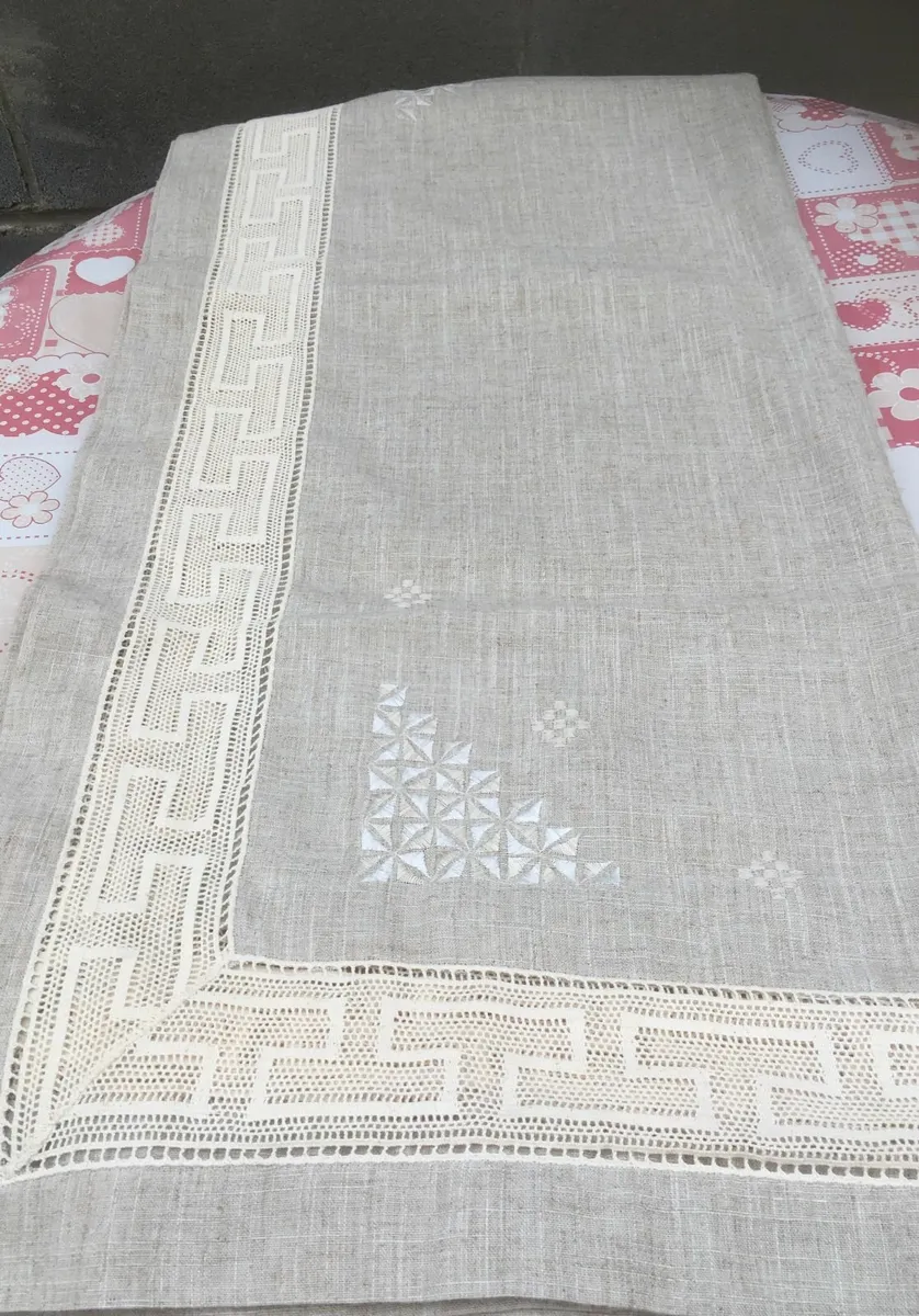 NEW Linen Table Cloth with 8 matching Place Mats - Image 1
