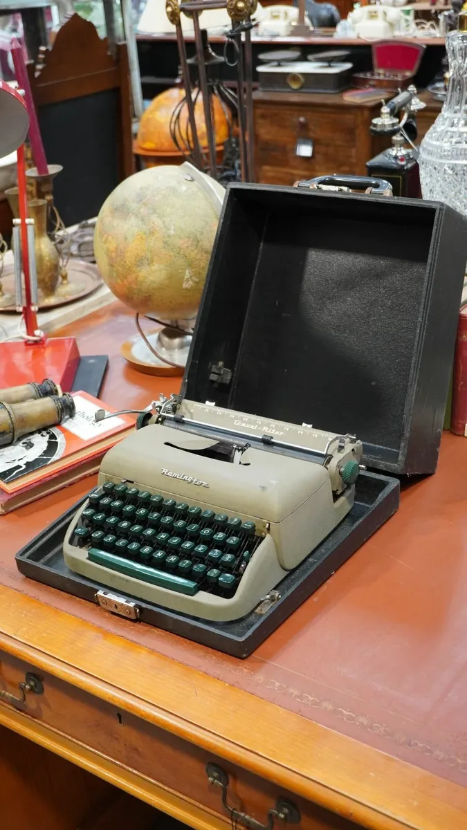 📌Vintage Remington Travel-Riter Typewriter - Image 1