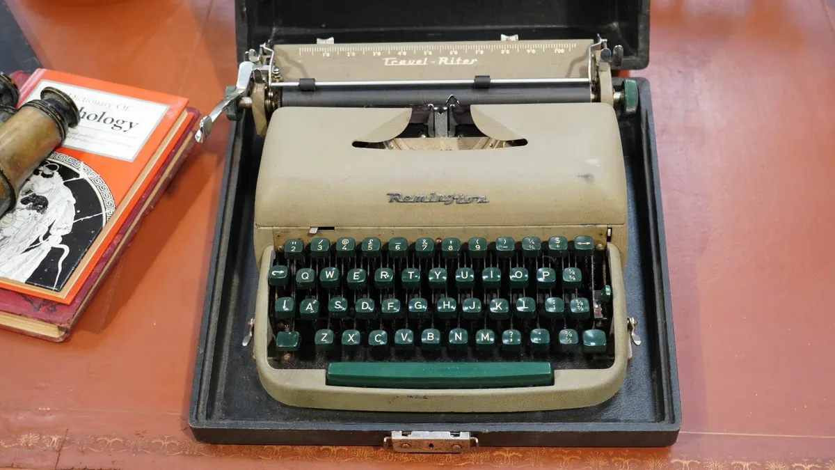 📌Vintage Remington Travel-Riter Typewriter - Image 3