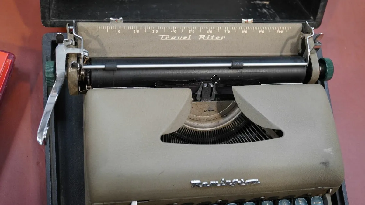 📌Vintage Remington Travel-Riter Typewriter - Image 4