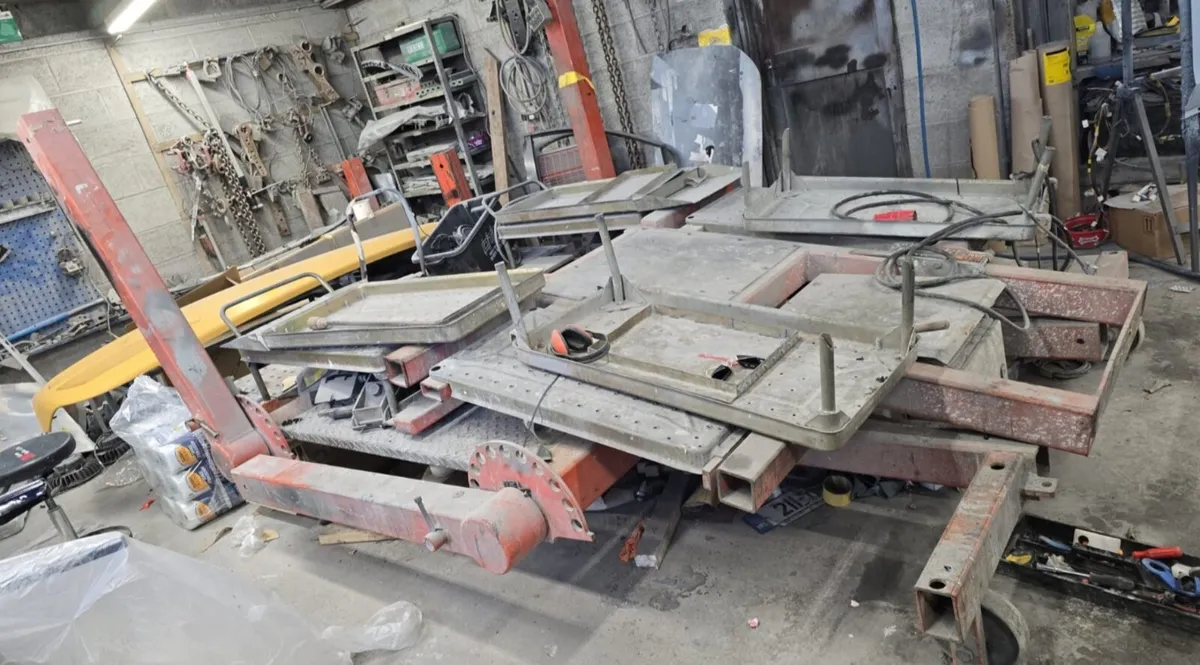 Autorobot pulling car bench - Image 1