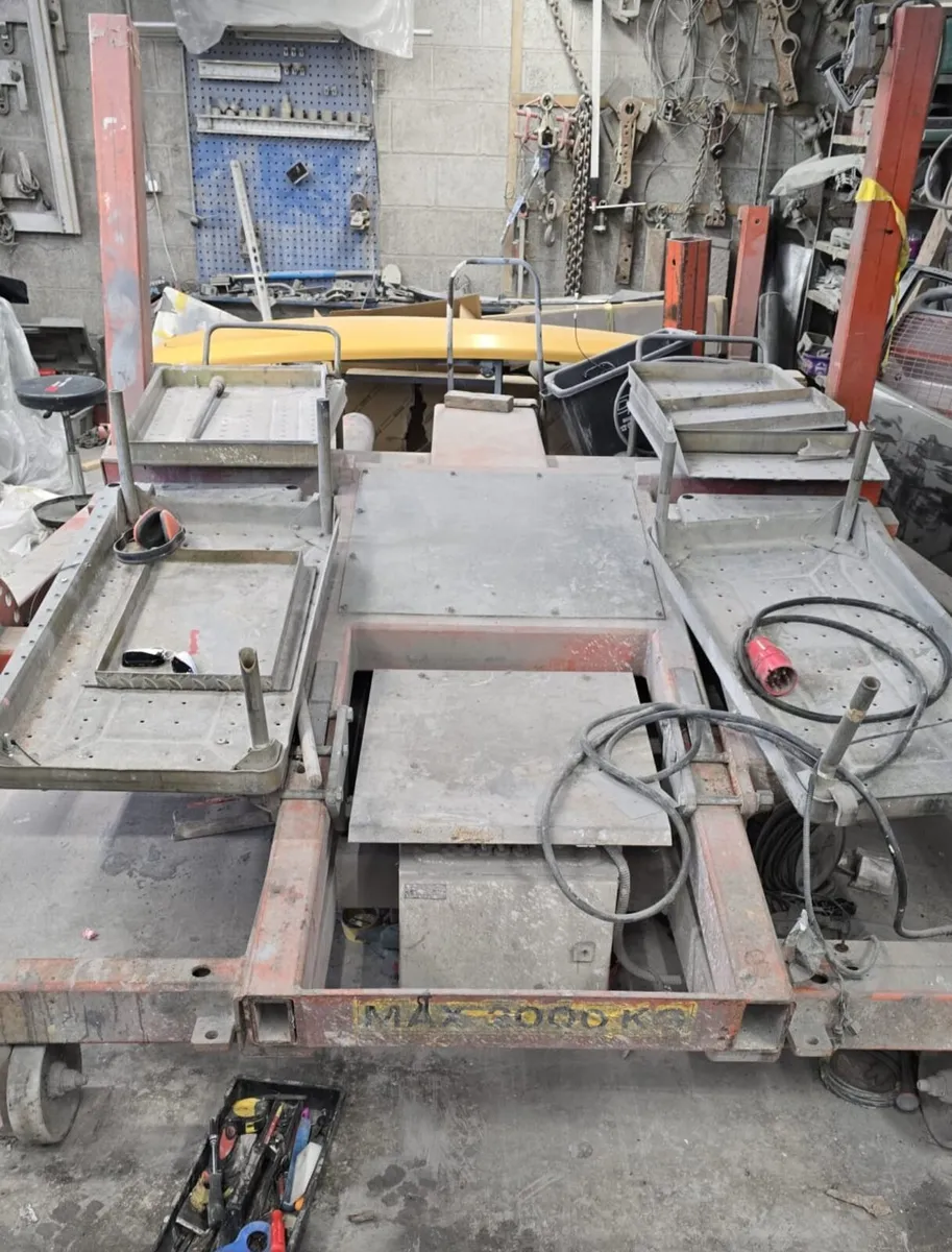 Autorobot pulling car bench - Image 2