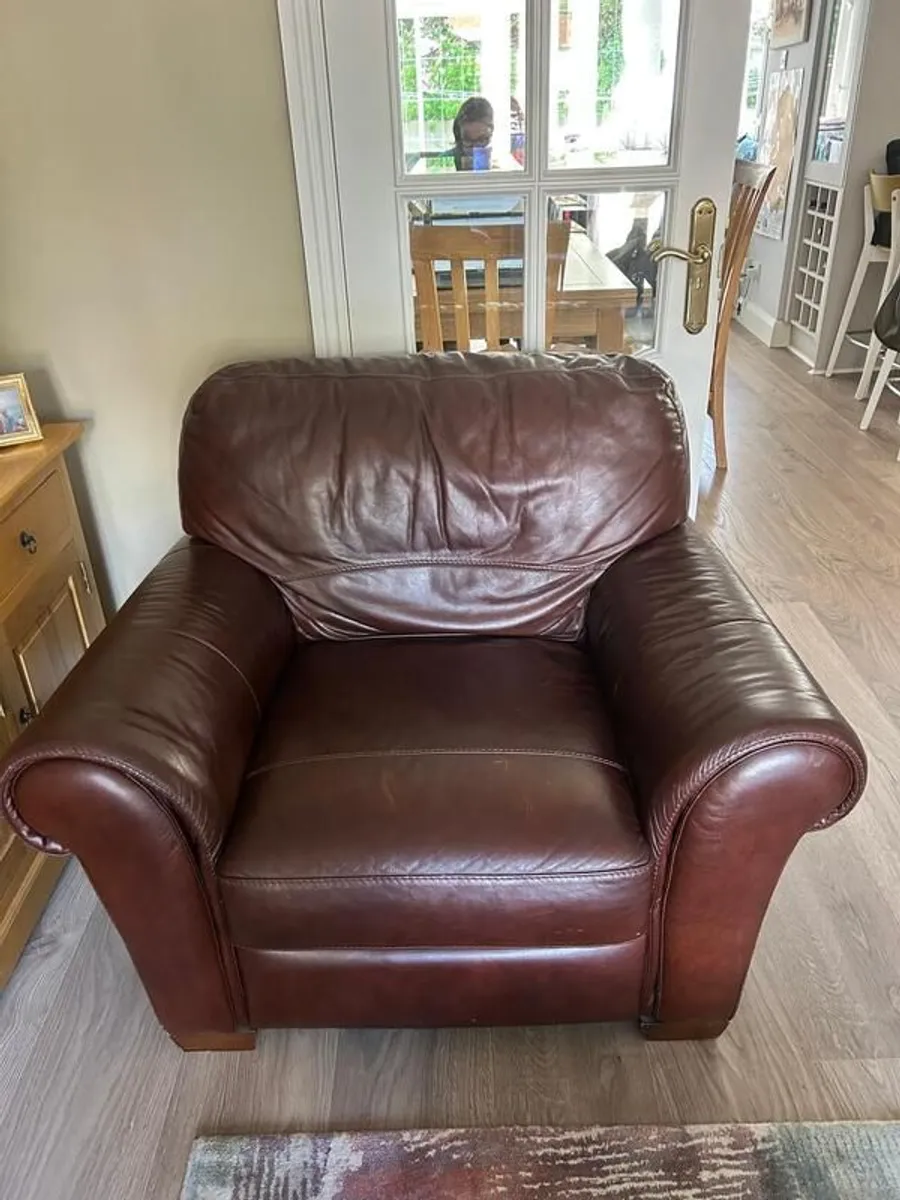 Brown leather suite - Image 1