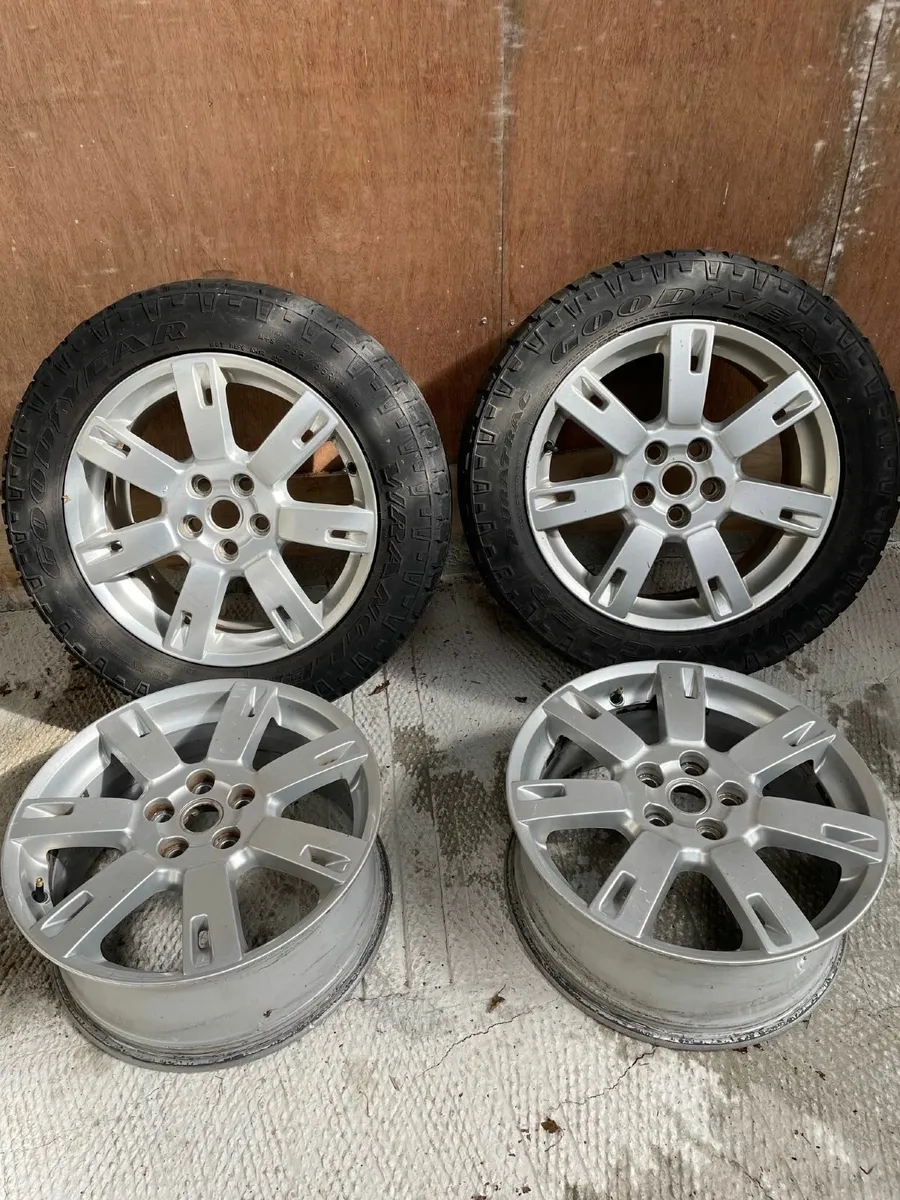 Land Rover Discovery 4 Alloys and Tyres - Image 1