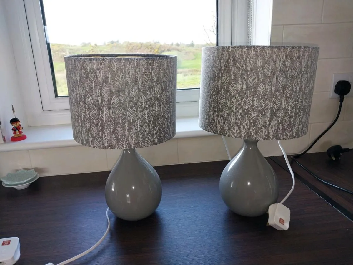 Bedside lamps and tree light - Image 2