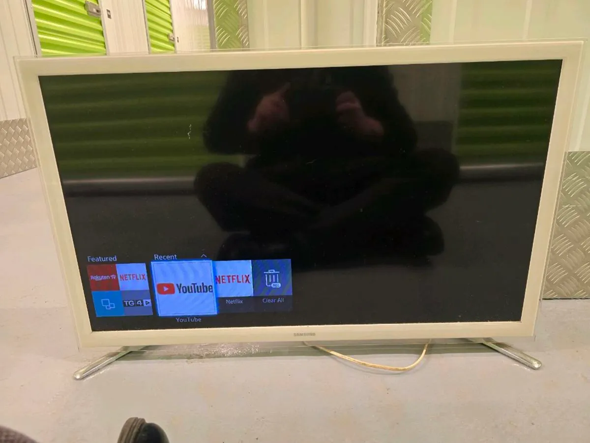 Samsung 32" full HD Smart tv - Image 2