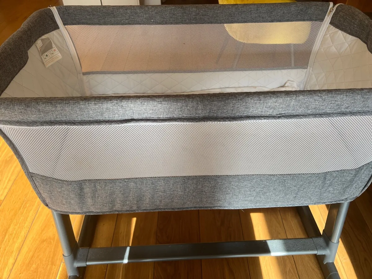 Crib with mattress in good condition - Image 1