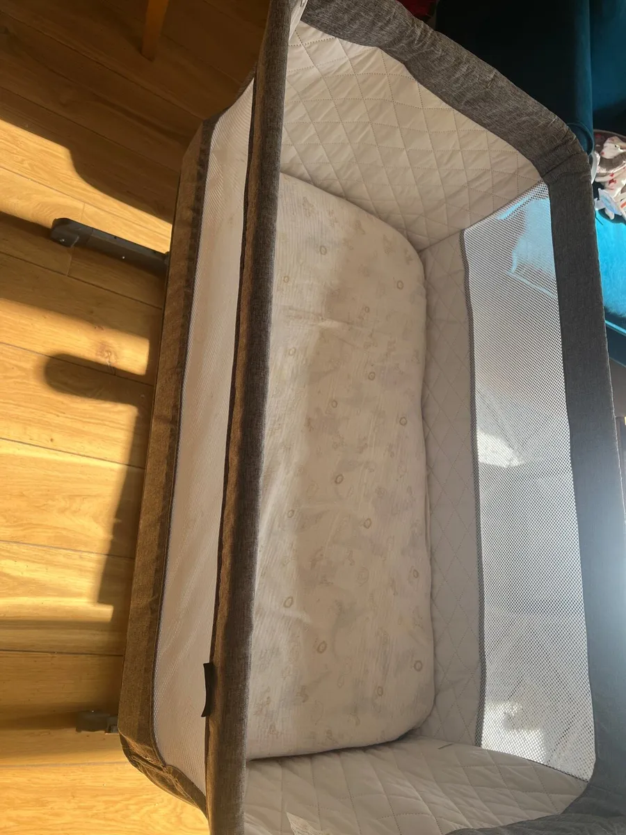 Crib with mattress in good condition - Image 2