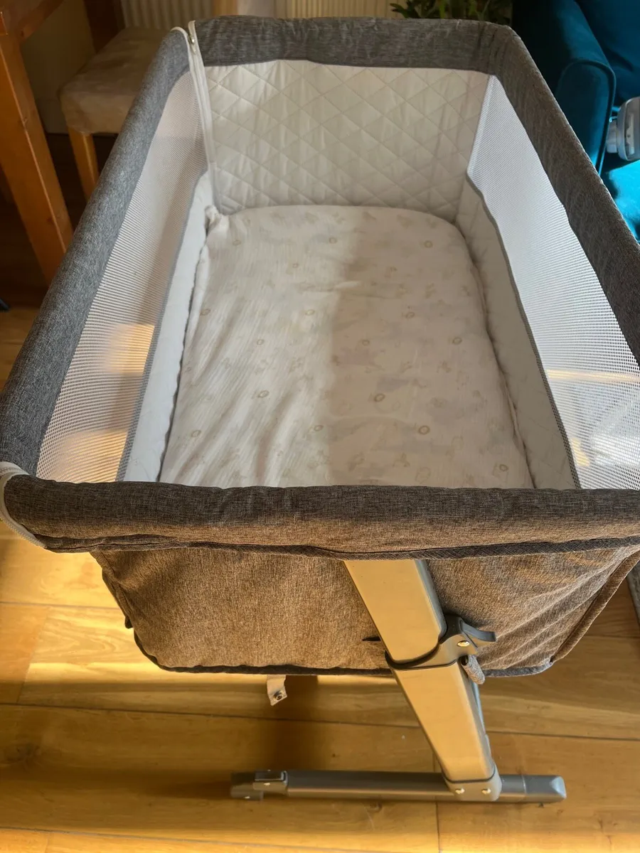 Crib with mattress in good condition - Image 3