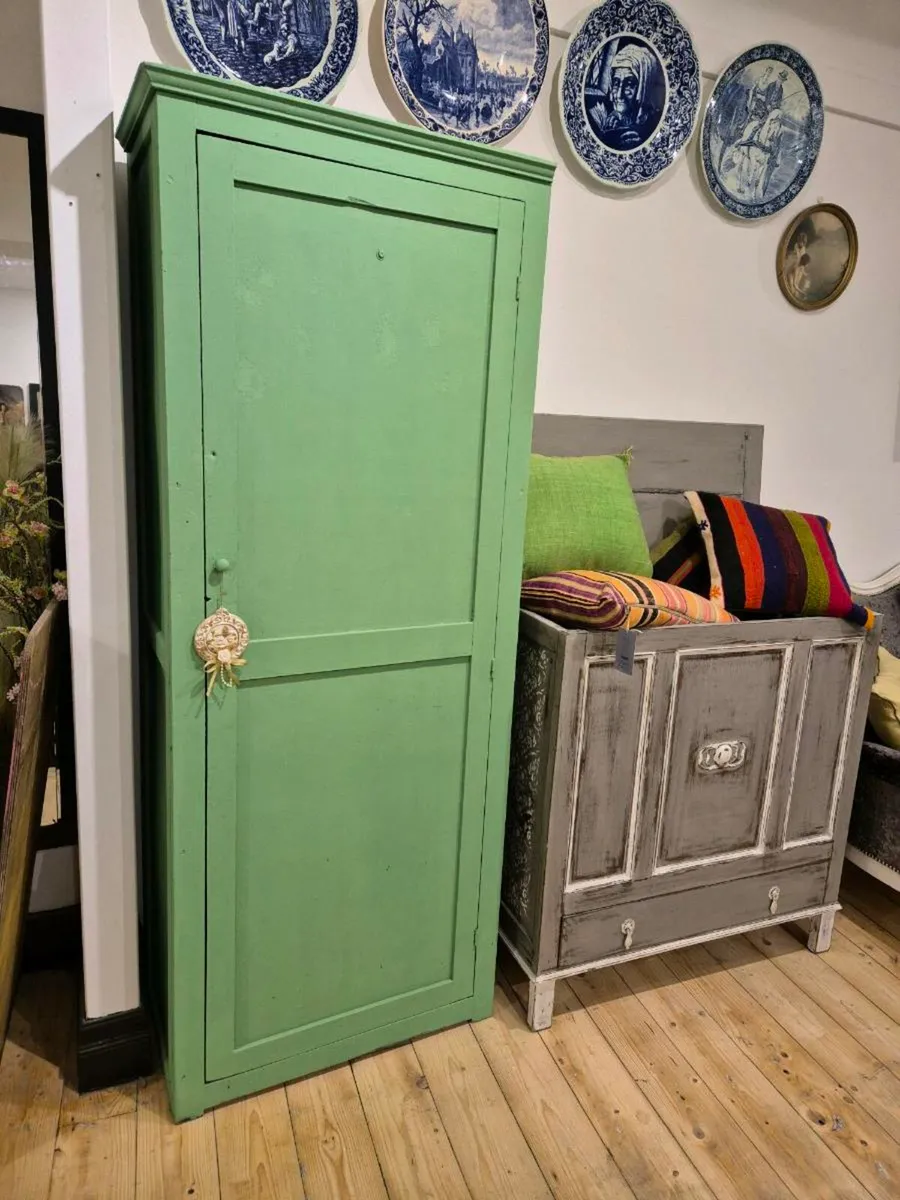 Antique pine housekeepers cupboard - Image 1