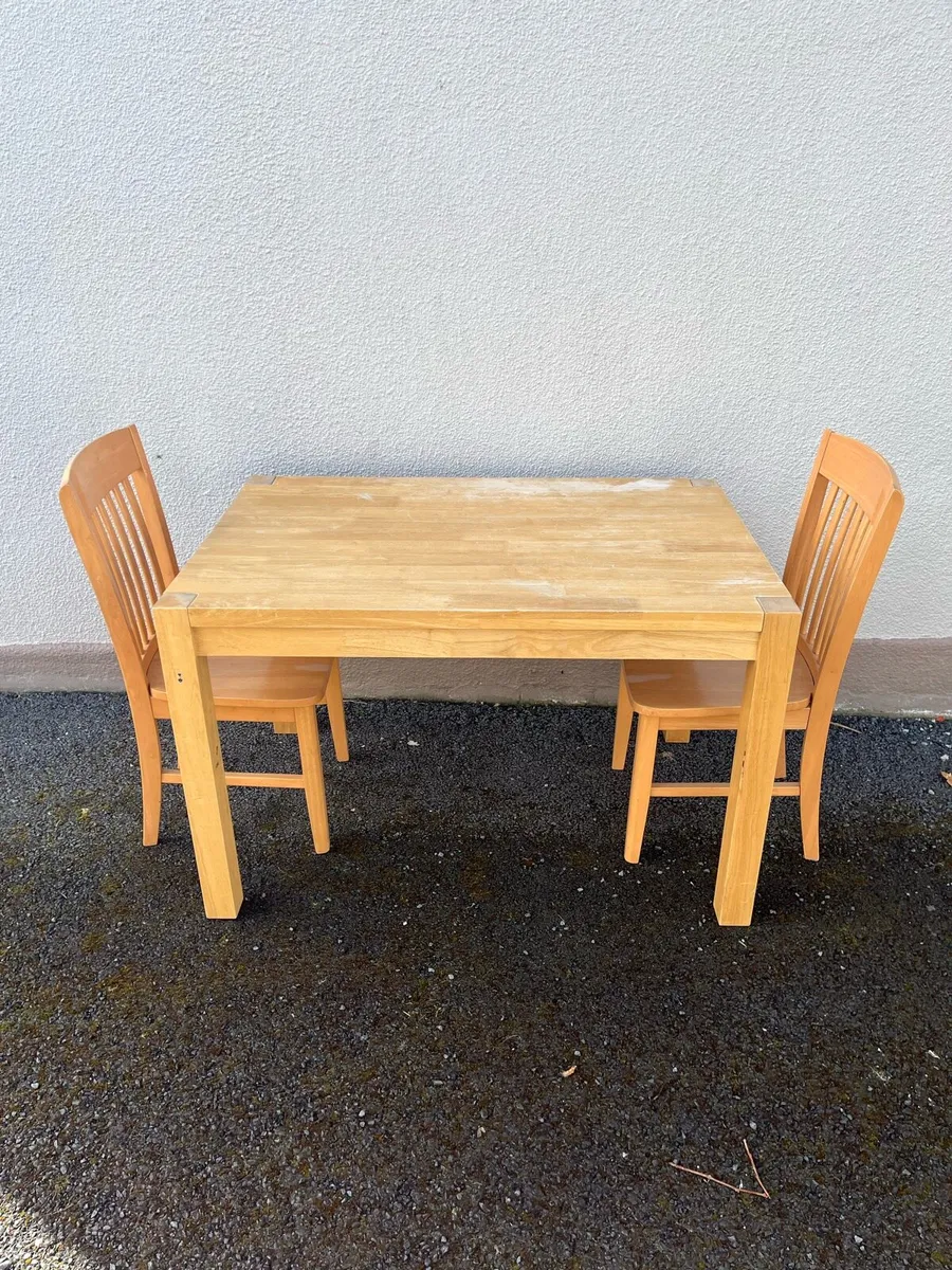 Table and chairs - Image 1