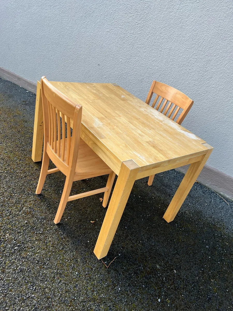 Table and chairs - Image 2