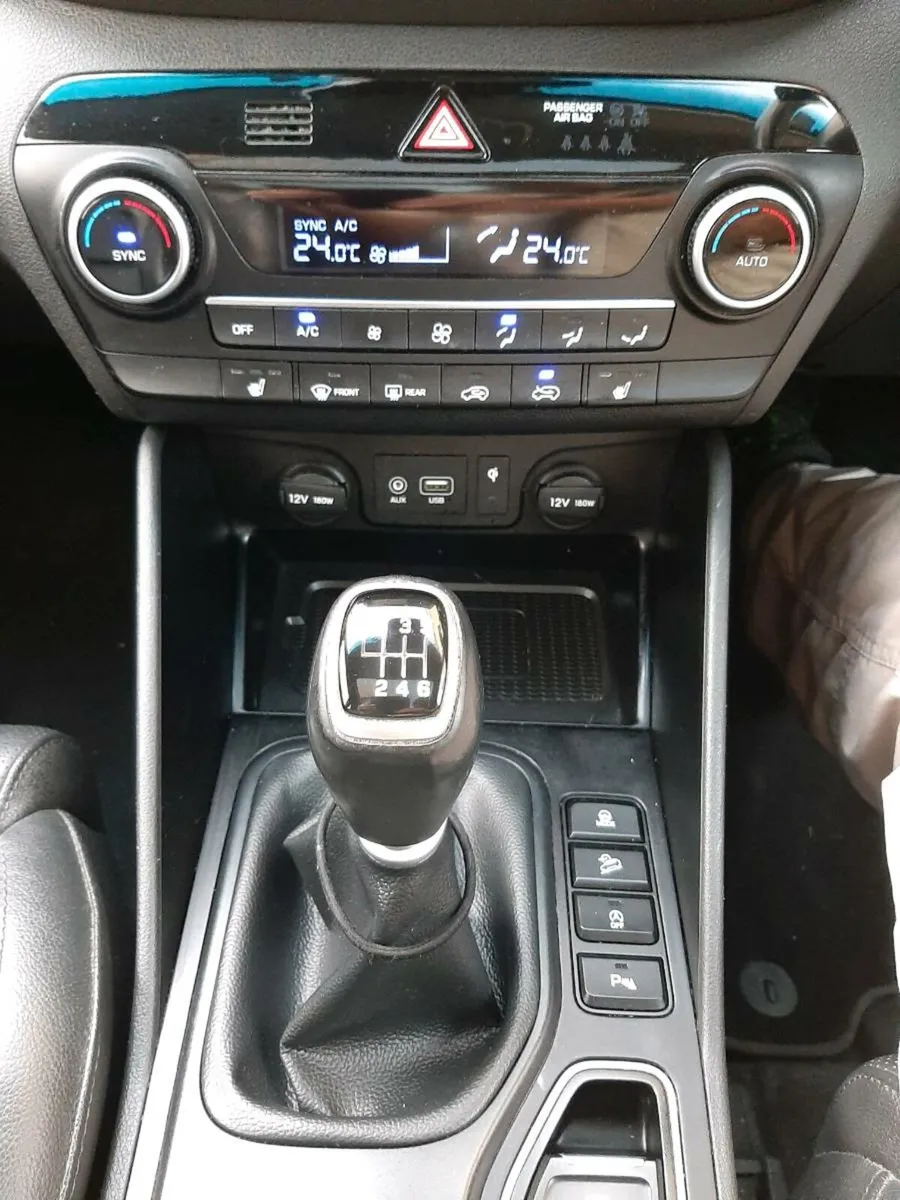 Hyundai Tucson Executive with Panoramic Sunroof - Image 4