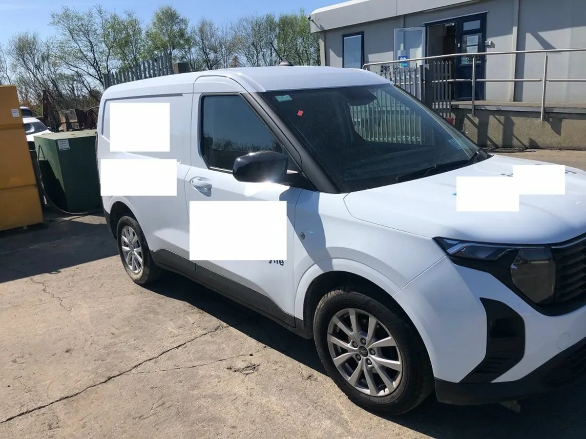 24 FORD TRANSIT COURIER  LIMITED EDITION 1.5L - Image 2