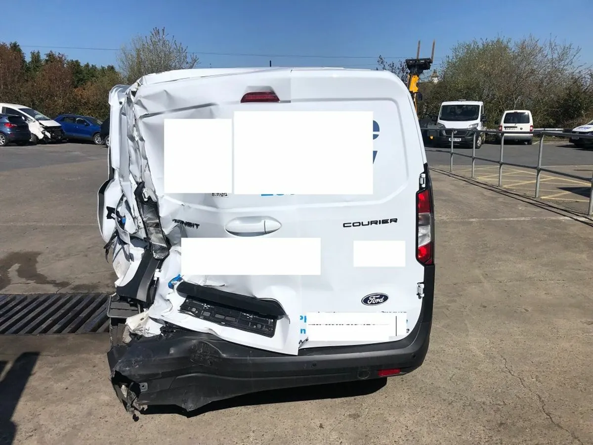 24 FORD TRANSIT COURIER  LIMITED EDITION 1.5L - Image 3