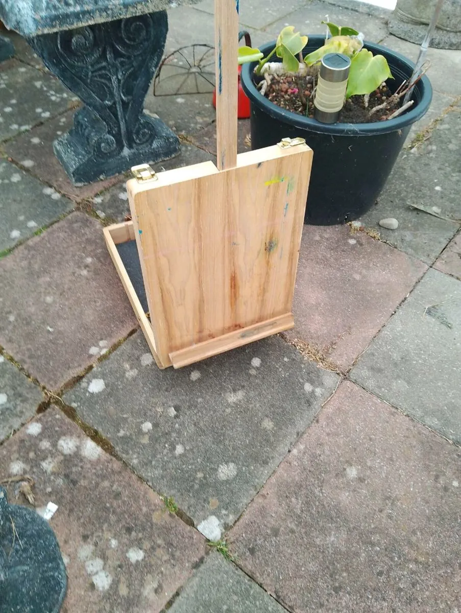 Artist box with built in easel - Image 1