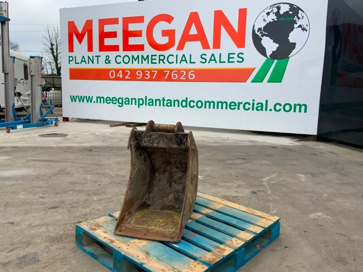 18" WHITESDIGGING BUCKET.....60mm PINS....569. - Image 1