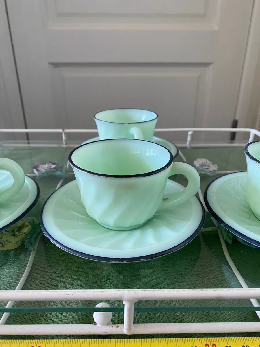 Cups and saucers - vintage milk glass - Image 1