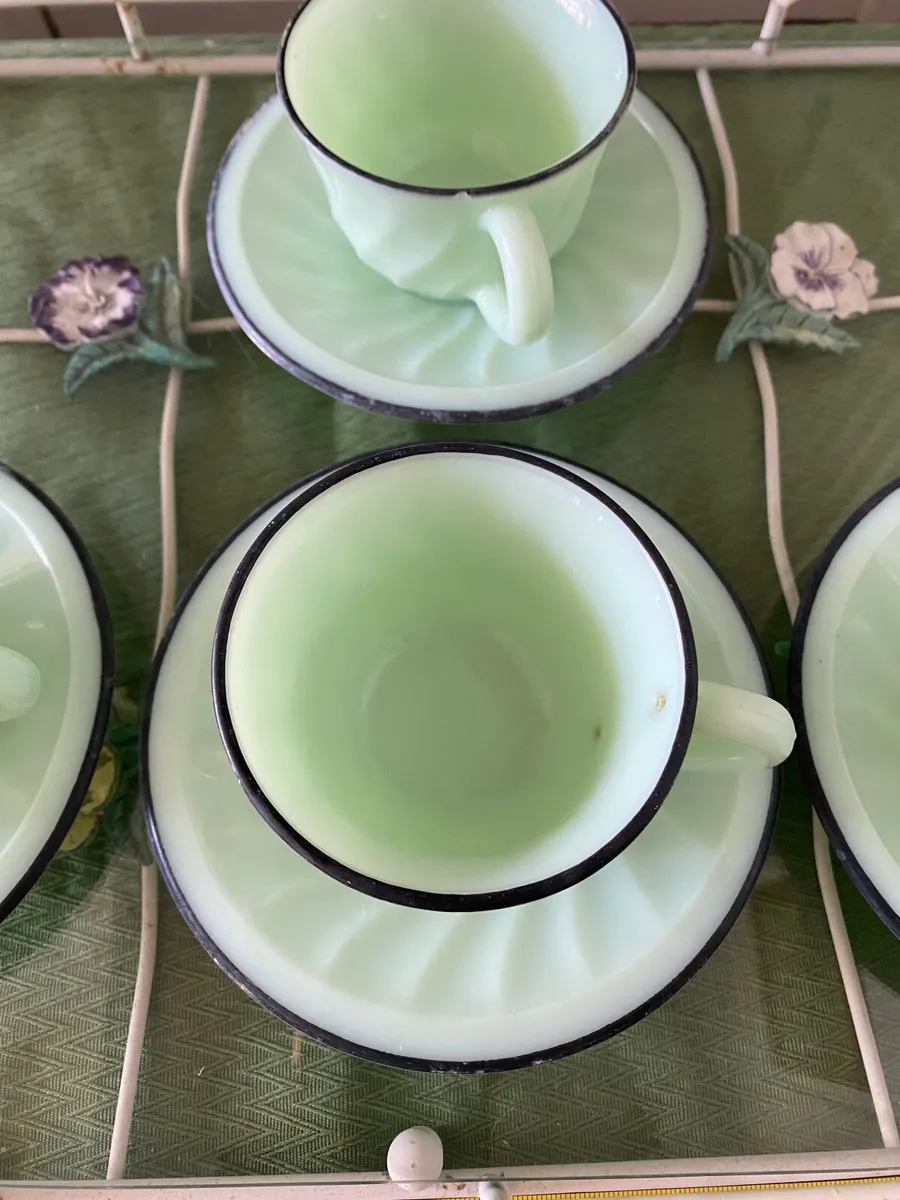 Cups and saucers - vintage milk glass - Image 3