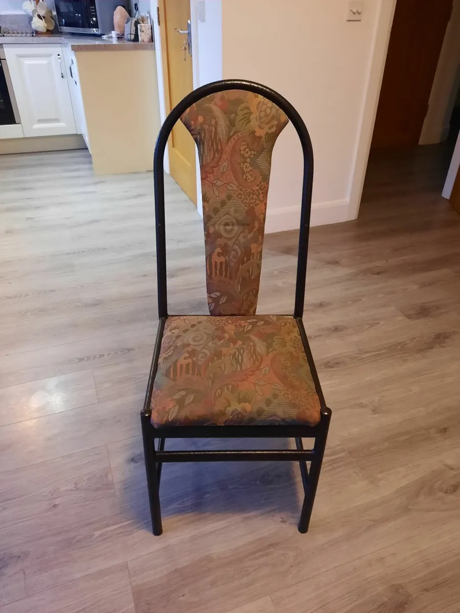 Table and chairs - Image 2