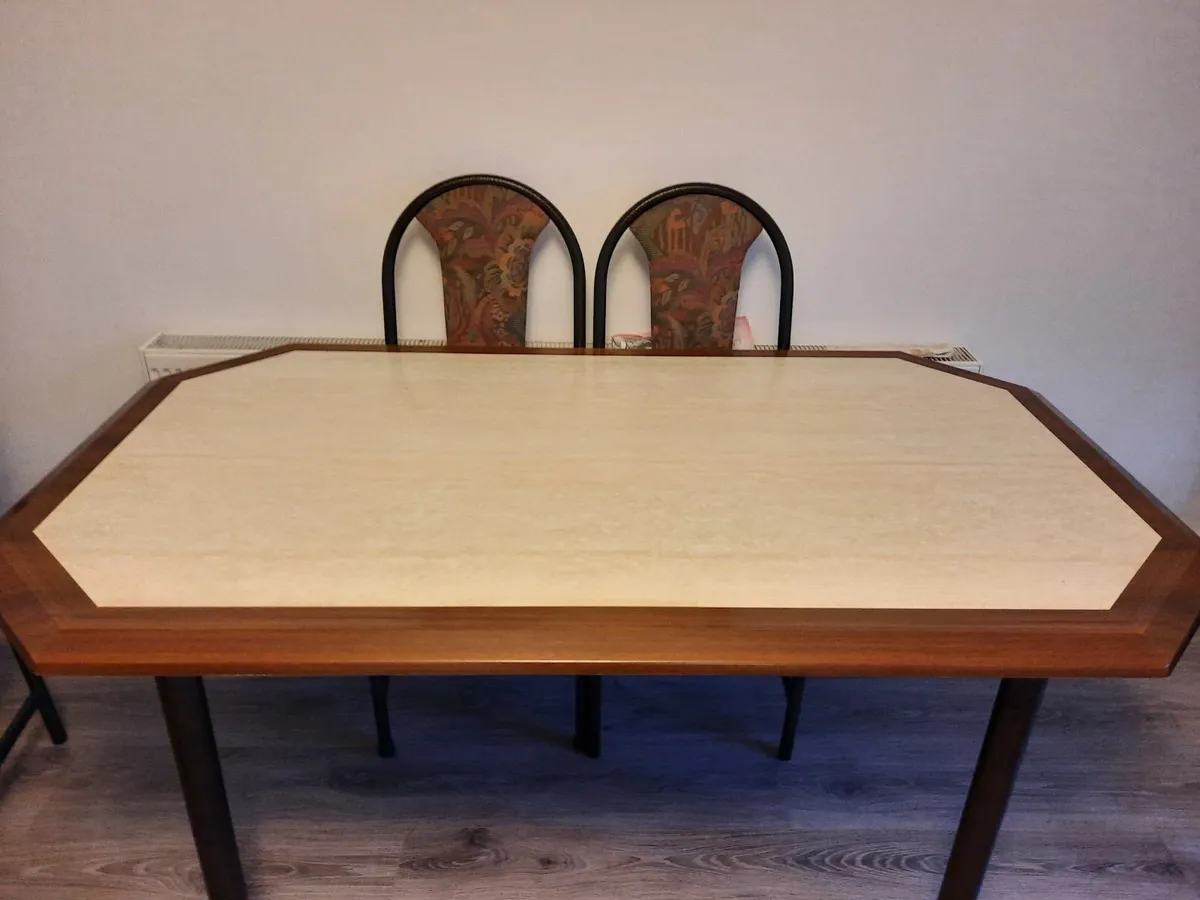 Table and chairs - Image 1