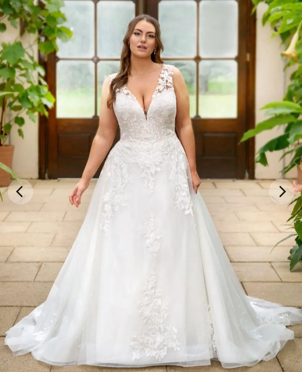 Stunning Lace Wedding Dress – Size 16/18 - Image 1