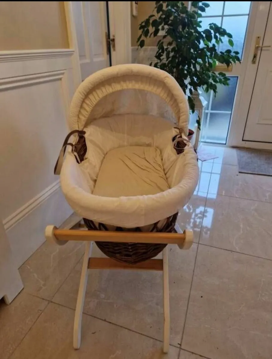 Moses Basket & Stand - Image 1