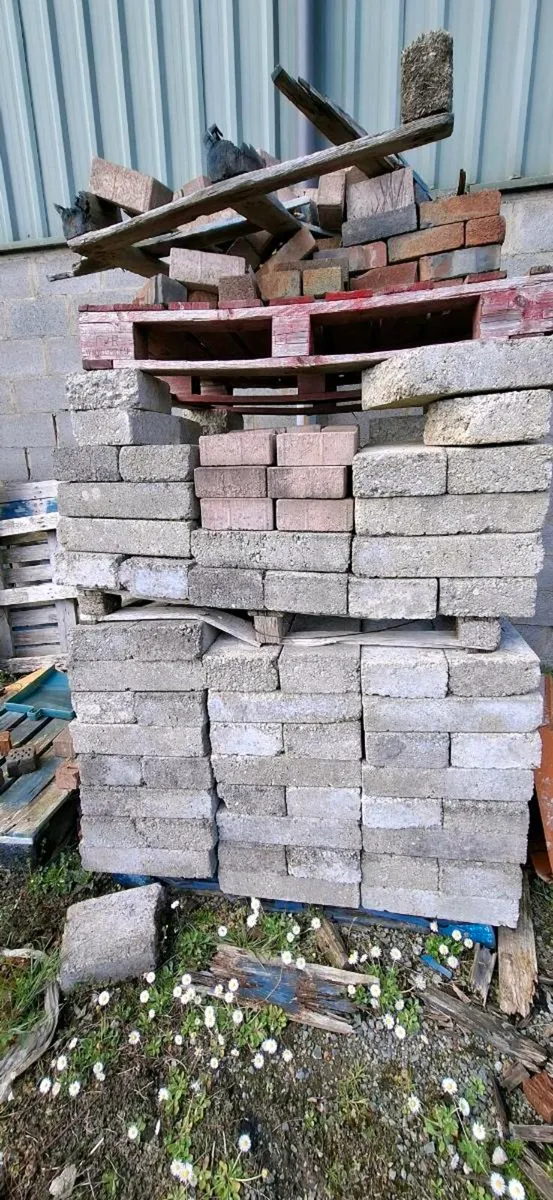 Bricks- blocks-tiles-pipes slates- - Image 1