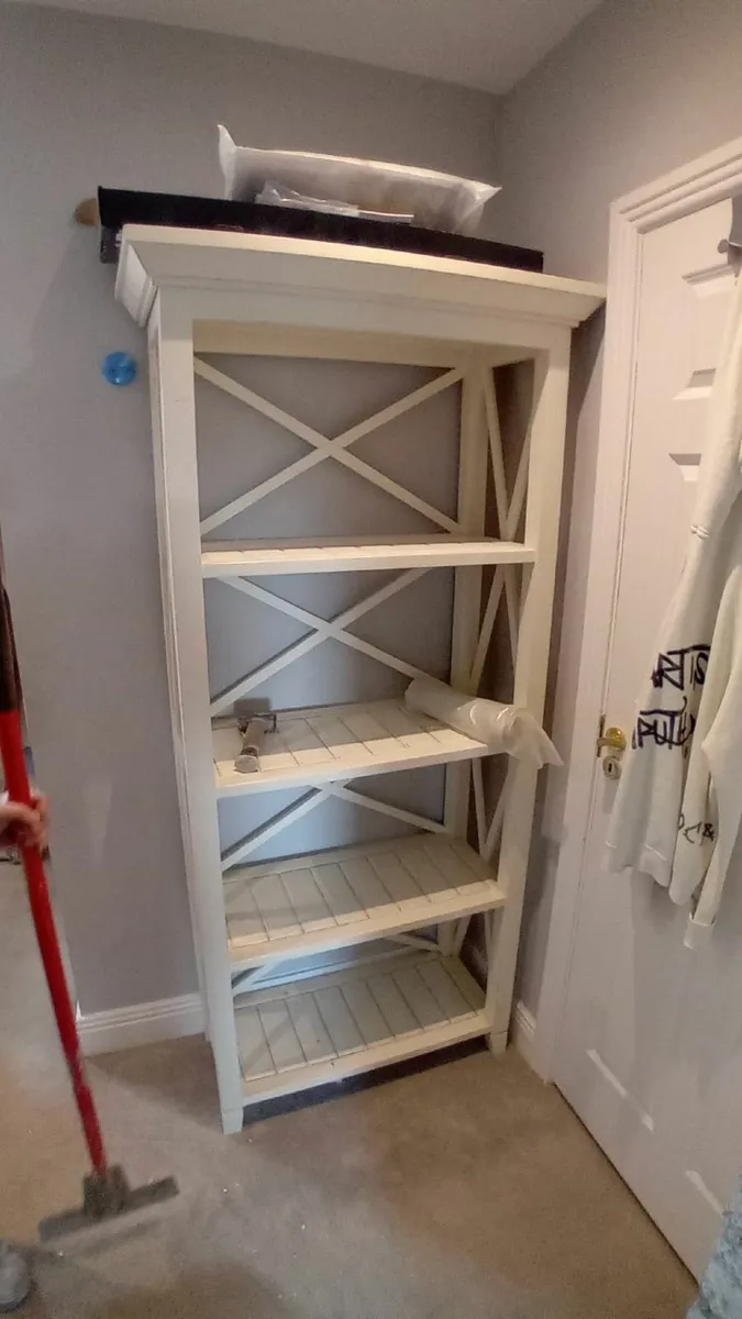 Tall shelving unit
