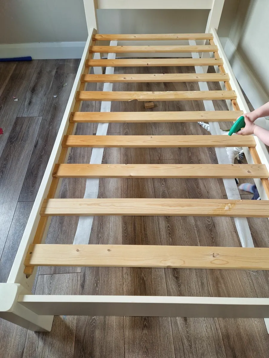Single bed - Image 2
