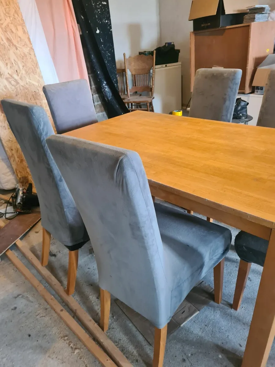 Table and chairs - Image 1