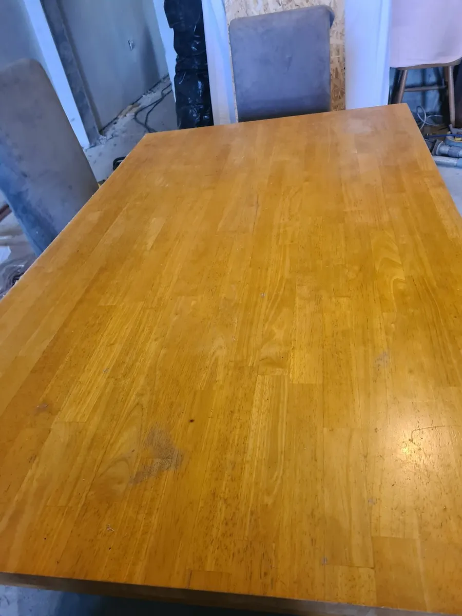 Table and chairs - Image 2