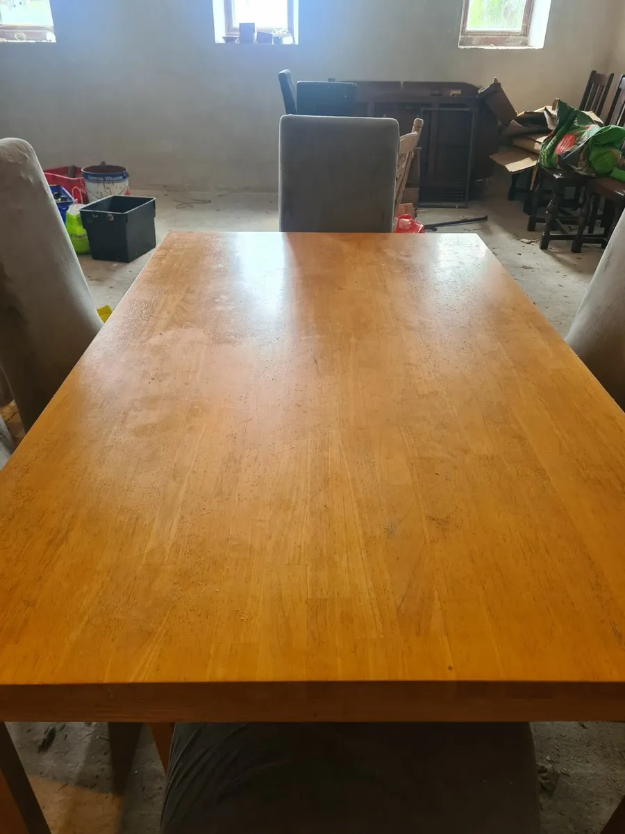 Table and chairs - Image 3