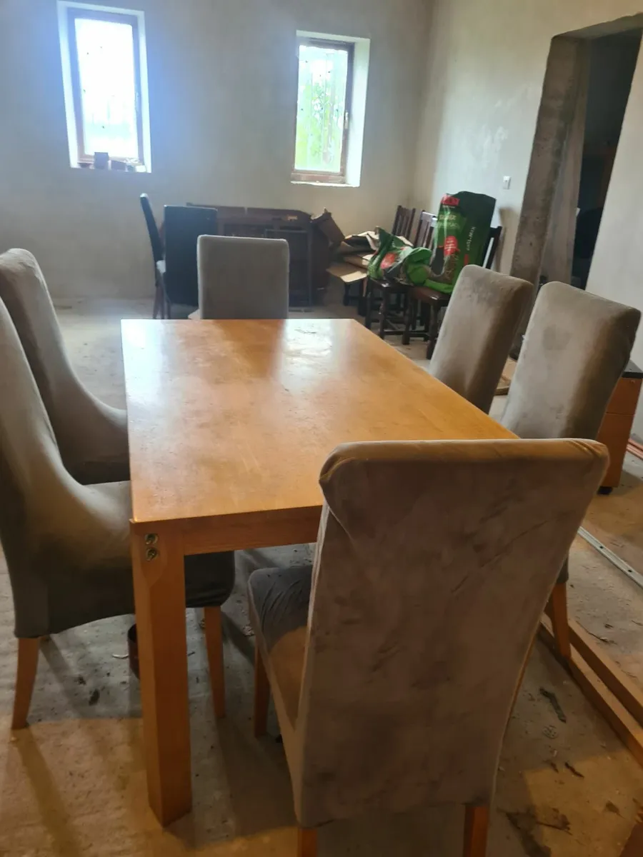 Table and chairs - Image 4